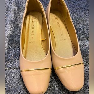 Light pink short wedge professional shoes, great for work !